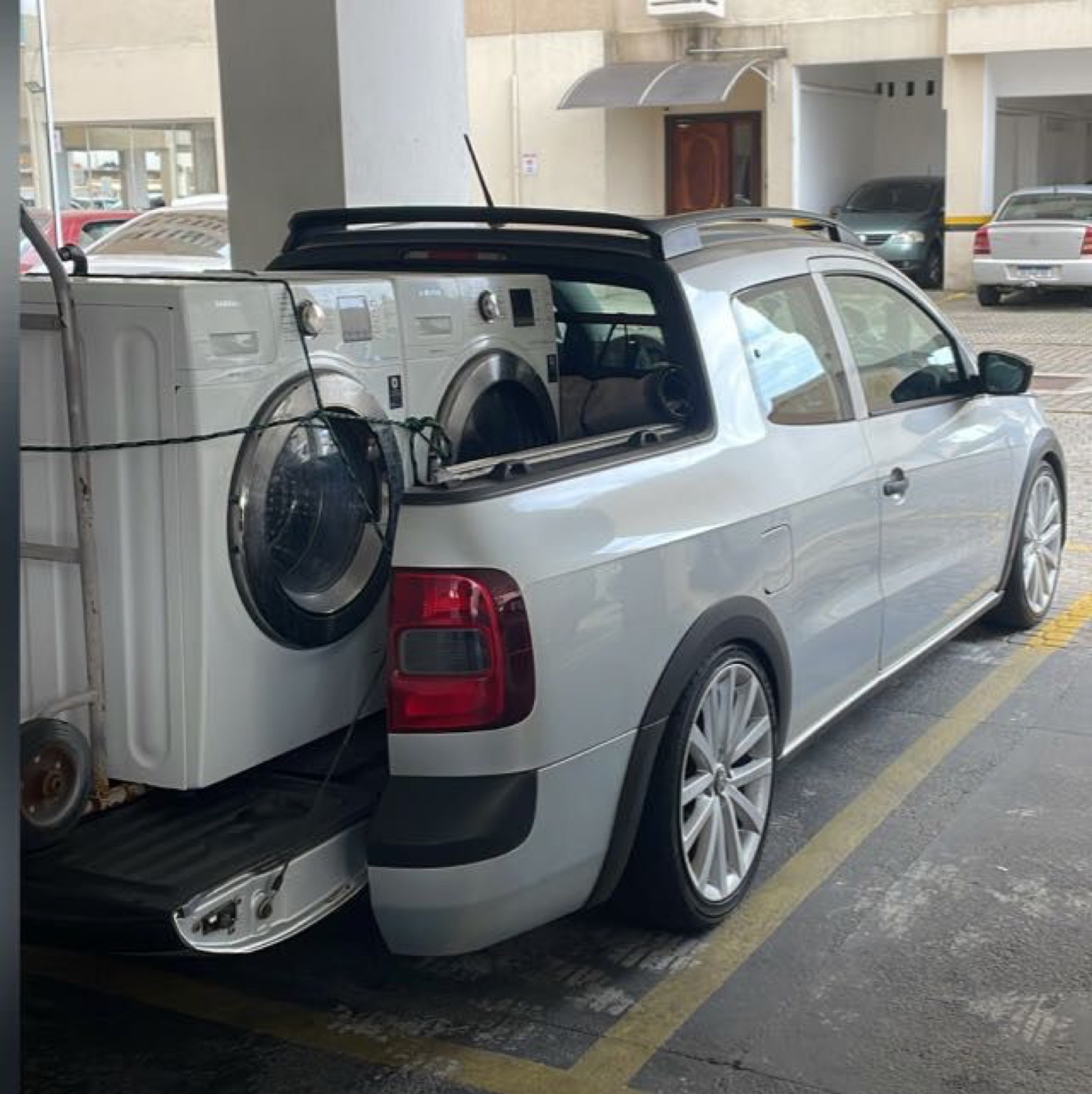 Duas máquinas de lavar amarradas na caçamba da camionete