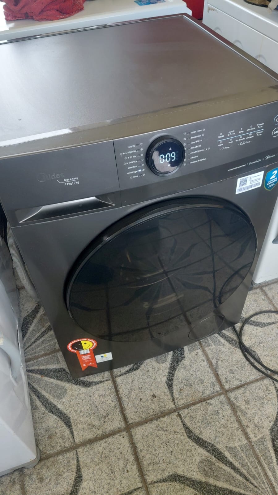 Lava e seca Midea inox com o painel aceso