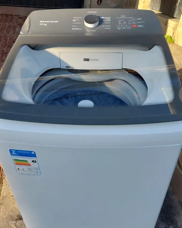 Máquina de lavar atendida pela DG
