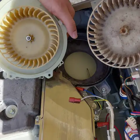 Turbina do secador antes e depois da limpeza.